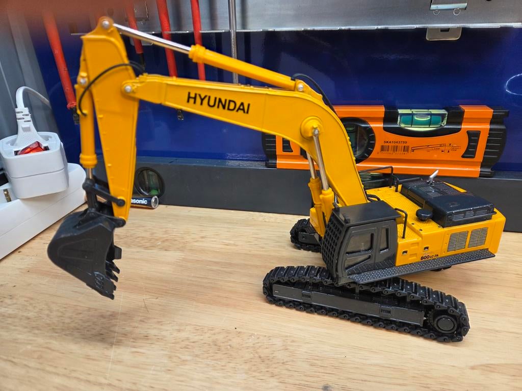Hyundai Rupskraan 800LC-7A 1:50 Nzg Conrad, Ophalen of Verzenden, Zo goed als nieuw, Hijskraan, Tractor of Landbouw, Conrad