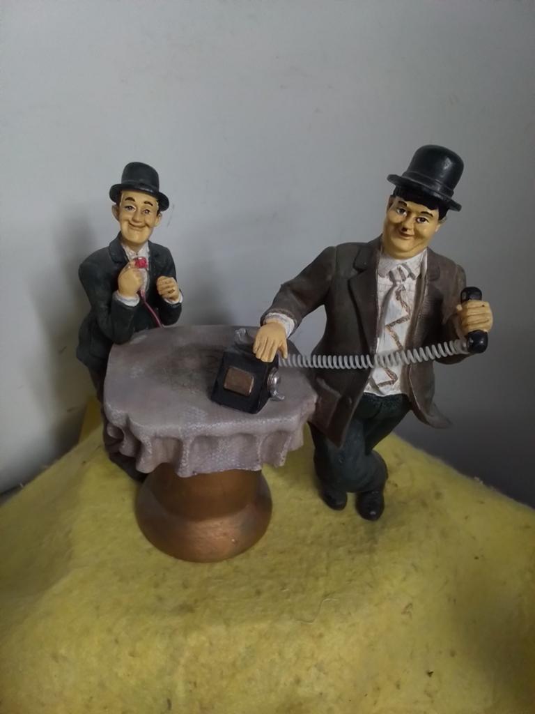 15206) mooi beeldje Laurel en Hardy  20x20cm, Ophalen of Verzenden, Zo goed als nieuw
