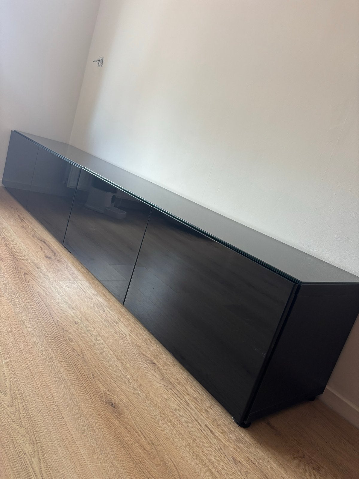 2x BESTÅ Kast met deuren en bovenblad, zwartbruin/hooggl, Ophalen, Gebruikt, 100 tot 150 cm, Glas