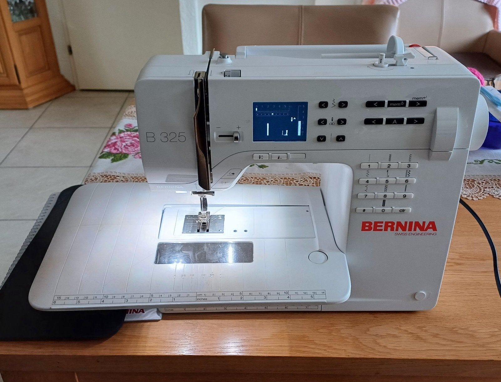 Bernina B325 naaimachine met boventransporteur, Ophalen of Verzenden, Zo goed als nieuw, Naaimachine, Bernina