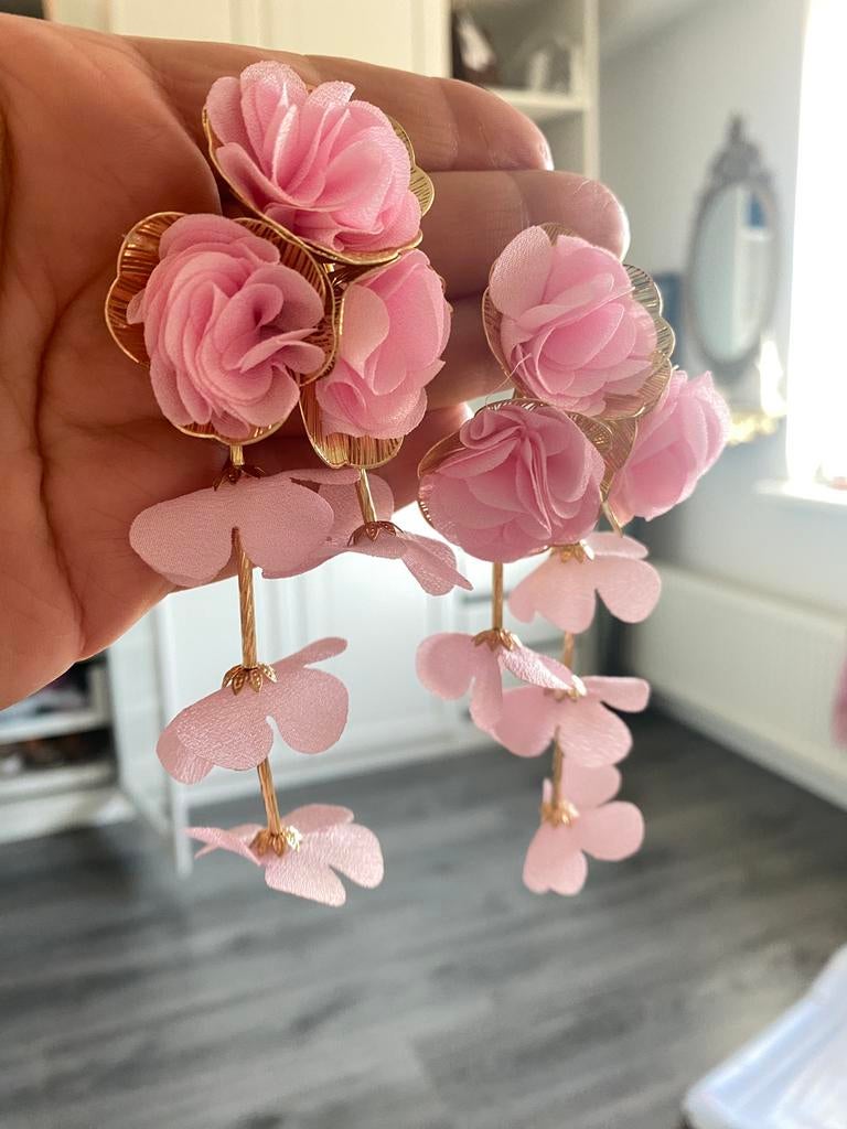Prachtige grote oorbellen met kleine en grote roze bloemen, Verzenden, Zo goed als nieuw, Roze, Overige materialen