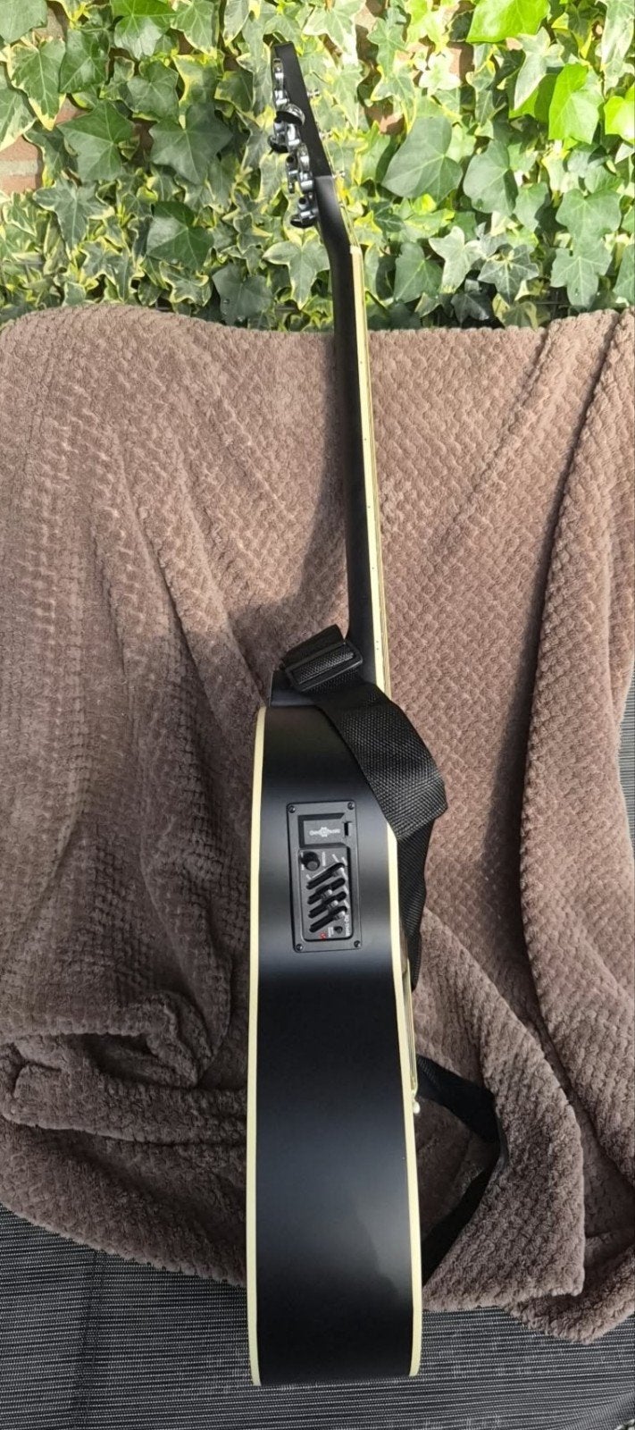 Foto 4 van Elektro-akoestische gitaar nieuw met versterker