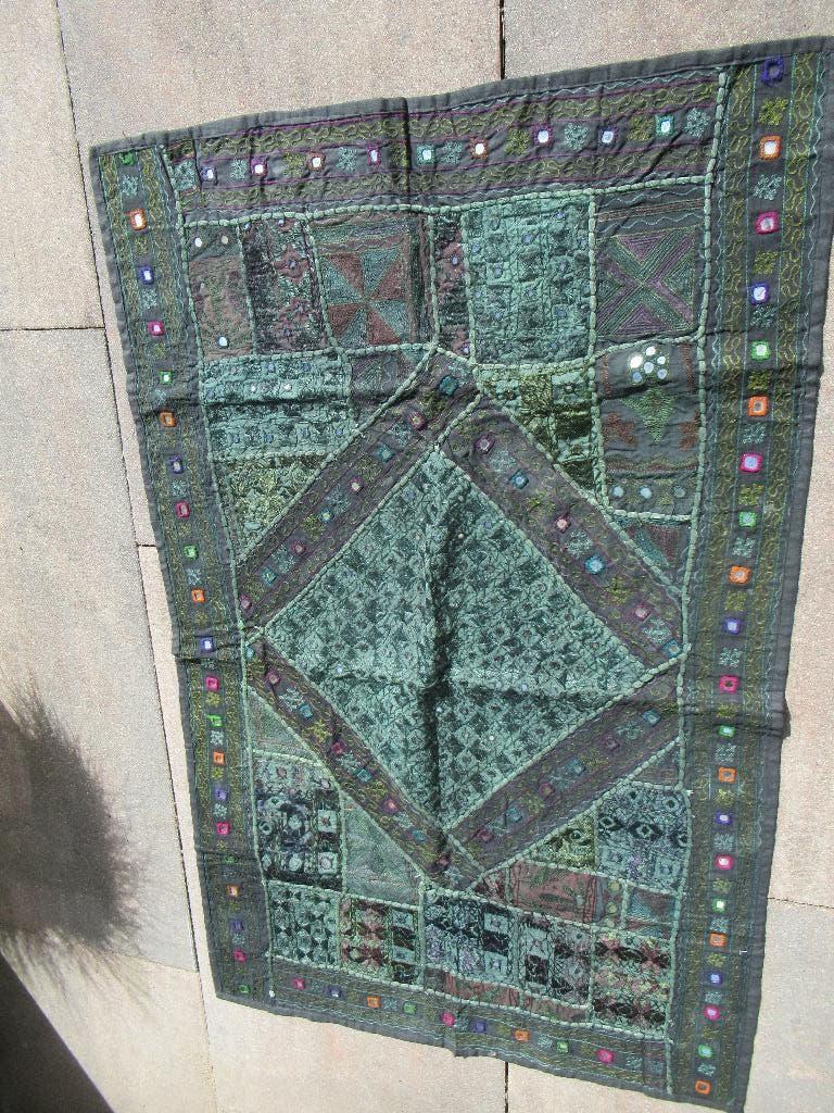 TAFELKLEED uit India groen handwerk gevoerd 1.22x80 cm € 45, Antiek en Kunst, Ophalen of Verzenden