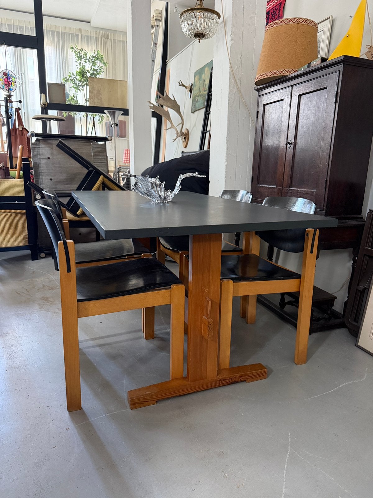 Shaker style eettafel met Kusch+Co stoelen, vintage tafel