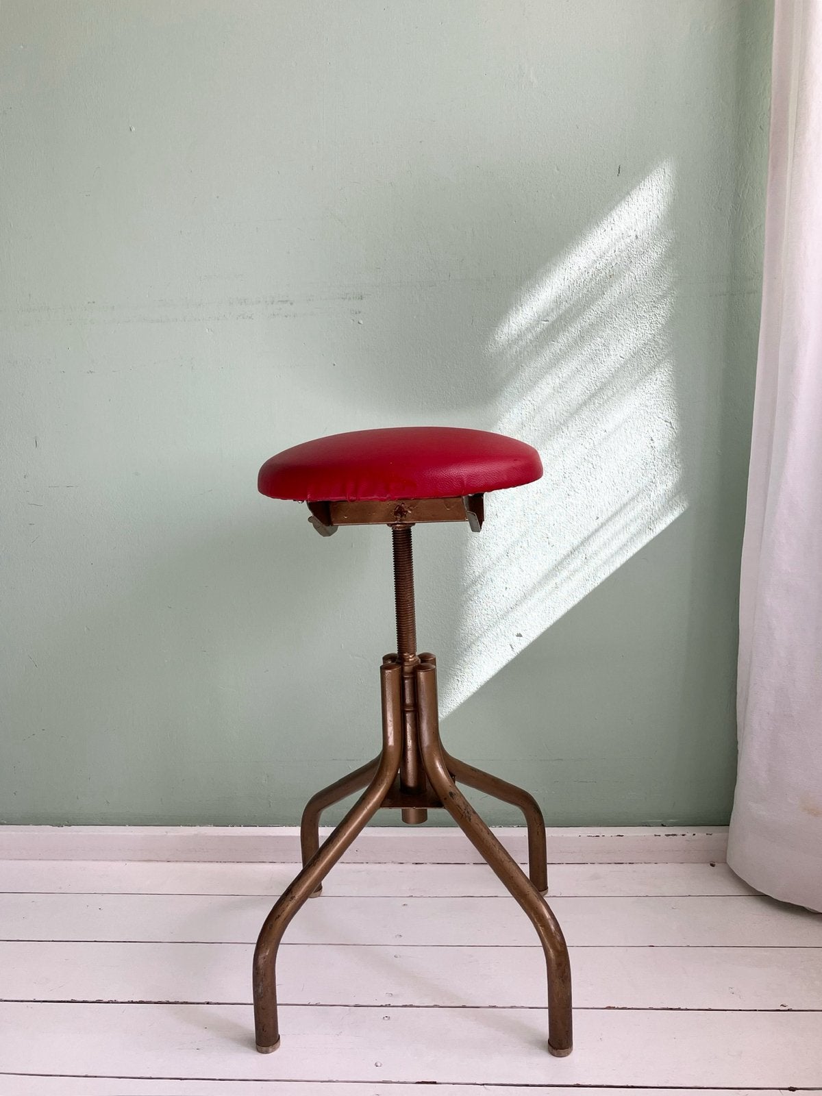 Vintage werkkruk met rode zitting, Ophalen of Verzenden