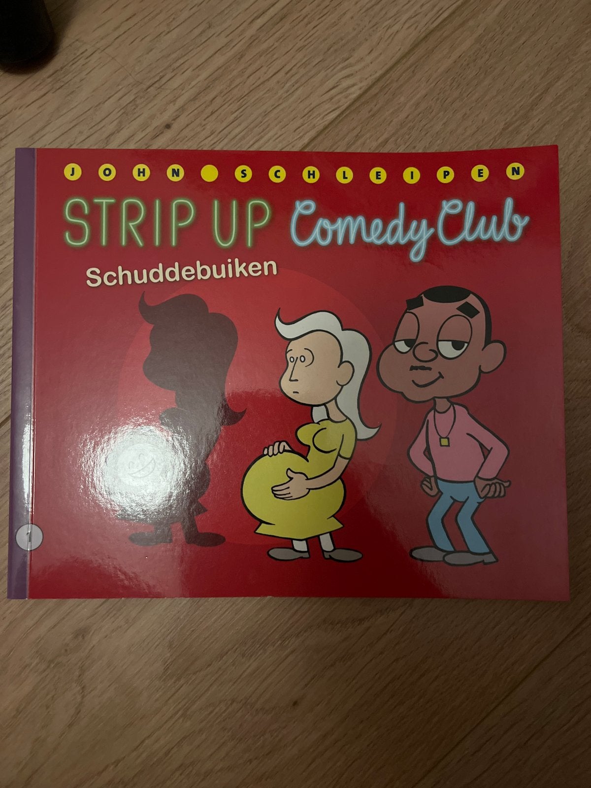 Strip Up Comedy Club - Schuddebuiken (John Schleipen), Eén stripboek, Ophalen of Verzenden, Zo goed als nieuw