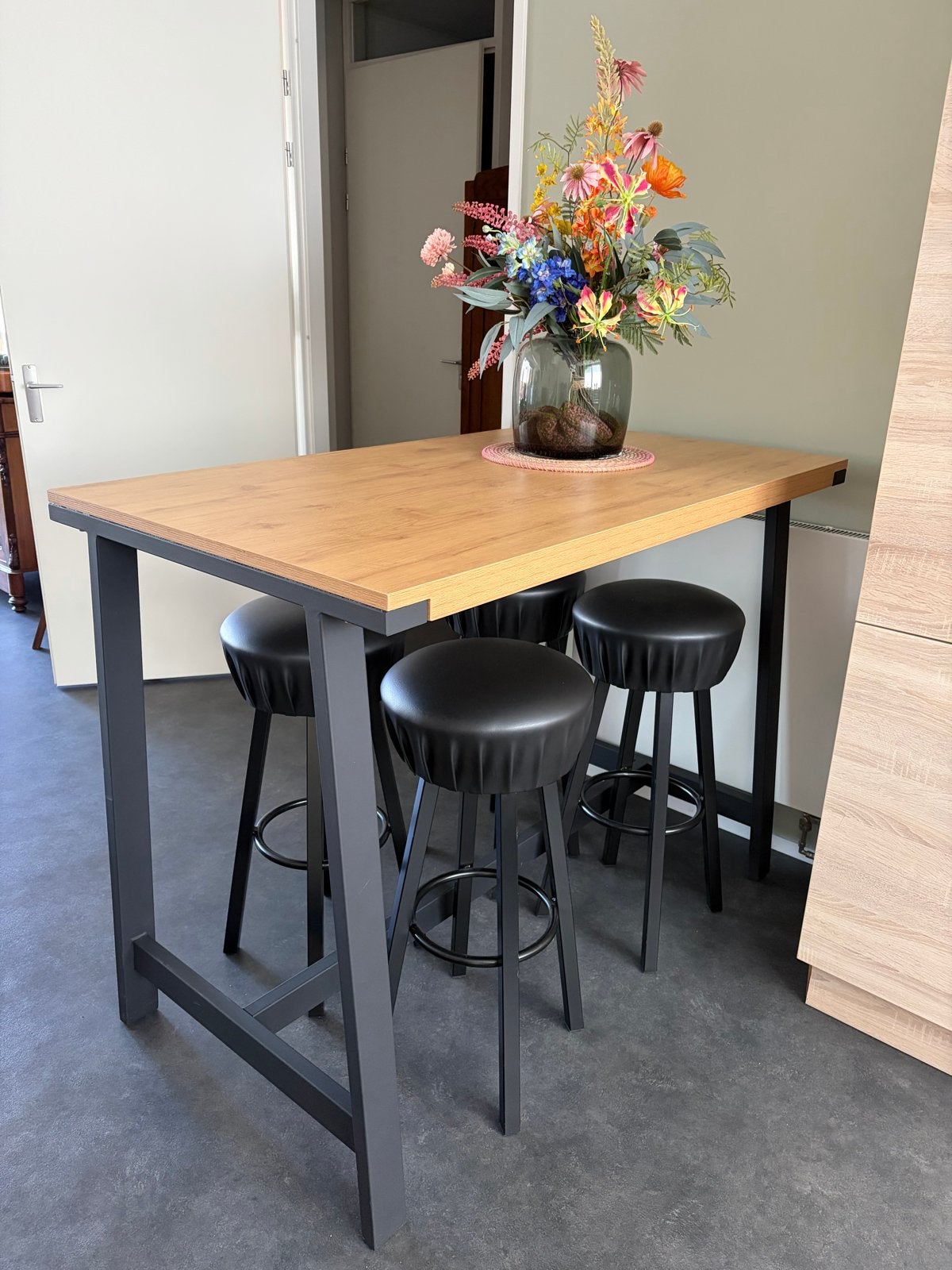 Bartafel met 4 barkrukken - Zo goed als nieuw, Huis en Inrichting, Barren, Ophalen, Zo goed als nieuw, Inclusief barstoelen