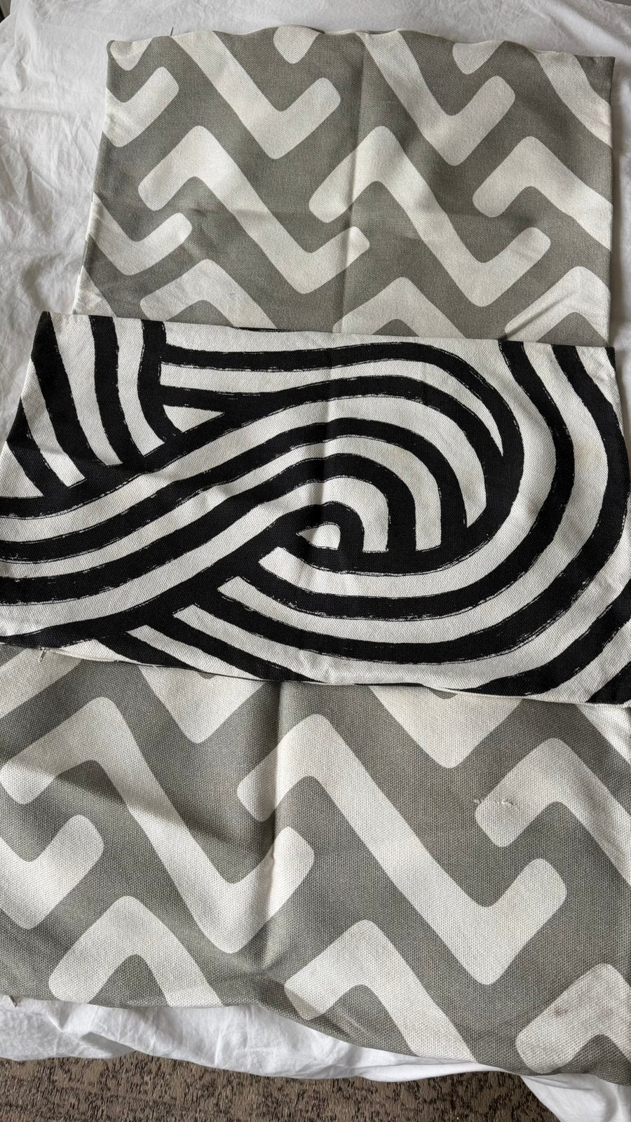 Drie kussenhoezen H&M katoen zwart, wit, groen 40x60 cm, Huis en Inrichting, Ophalen, Gebruikt, Rechthoekig, Kussenhoes