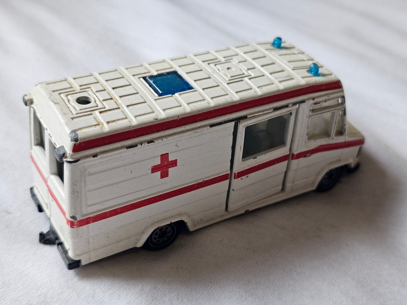 Siku Mercedes-Benz 809D Ambulance, Ophalen of Verzenden, Gebruikt, Bus of Vrachtwagen