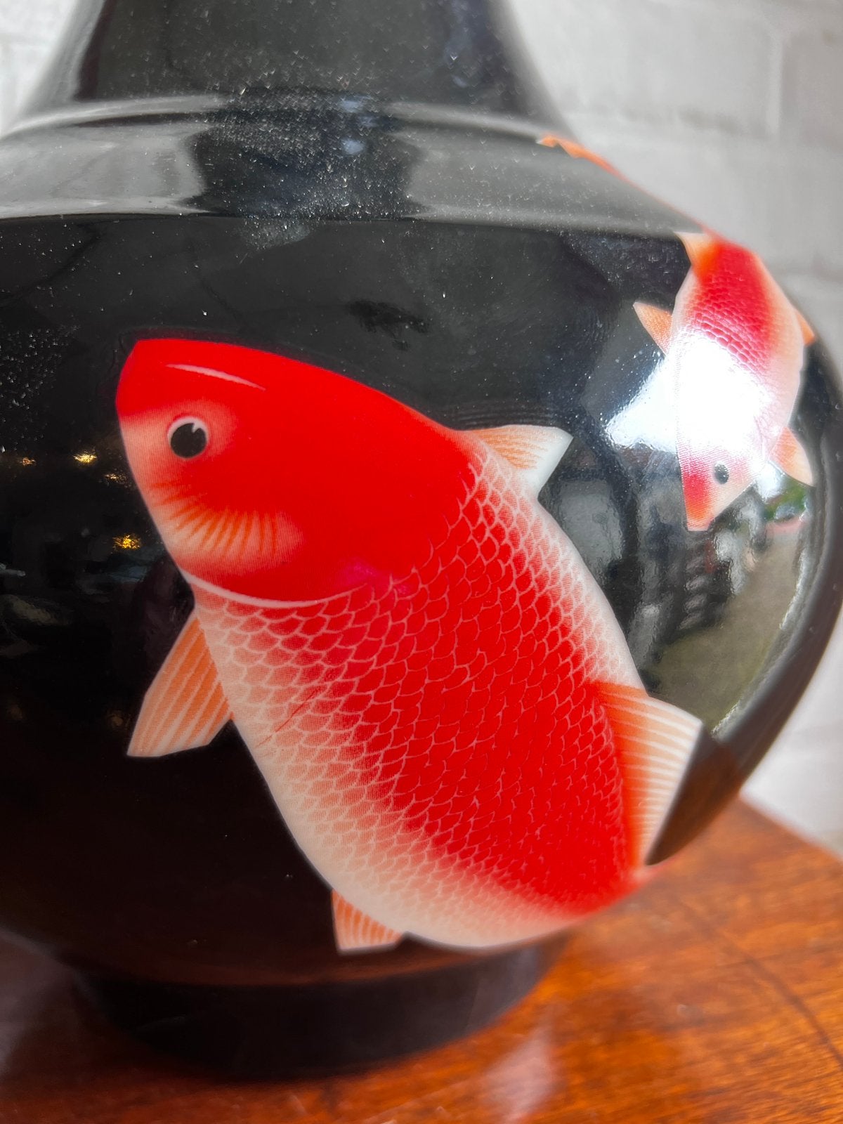 Chinese vaas met koi karpers, onderzijde gemerkt, Antiek en Kunst, Ophalen of Verzenden