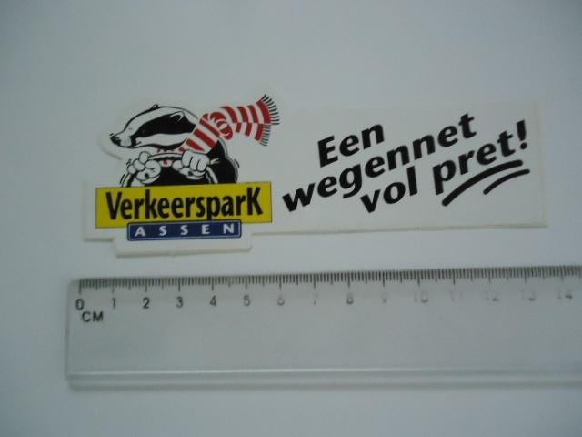 sticker oud Assen verkeerspark pretpark strip retro auto mot, Verzenden, Zo goed als nieuw, Bedrijf of Vereniging