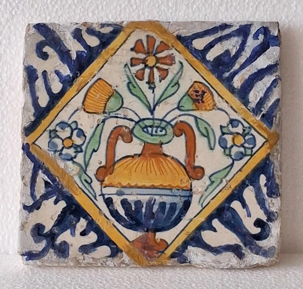 Antieke tegel Delft 17e eeuw bloemenvaas polychroom, Ophalen of Verzenden