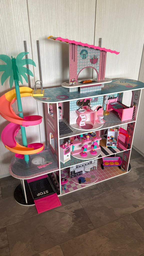 Groot poppenhuis LOL Surprise, Kinderen en Baby's, Speelgoed | Poppenhuizen, Ophalen, Zo goed als nieuw, Poppenhuis