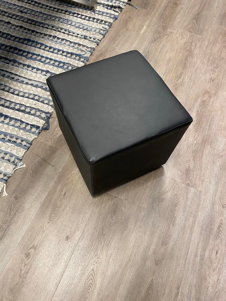 Zwarte vierkante poef - zo goed als nieuw, Vierkant, Ophalen of Verzenden, Zo goed als nieuw, Minder dan 50 cm