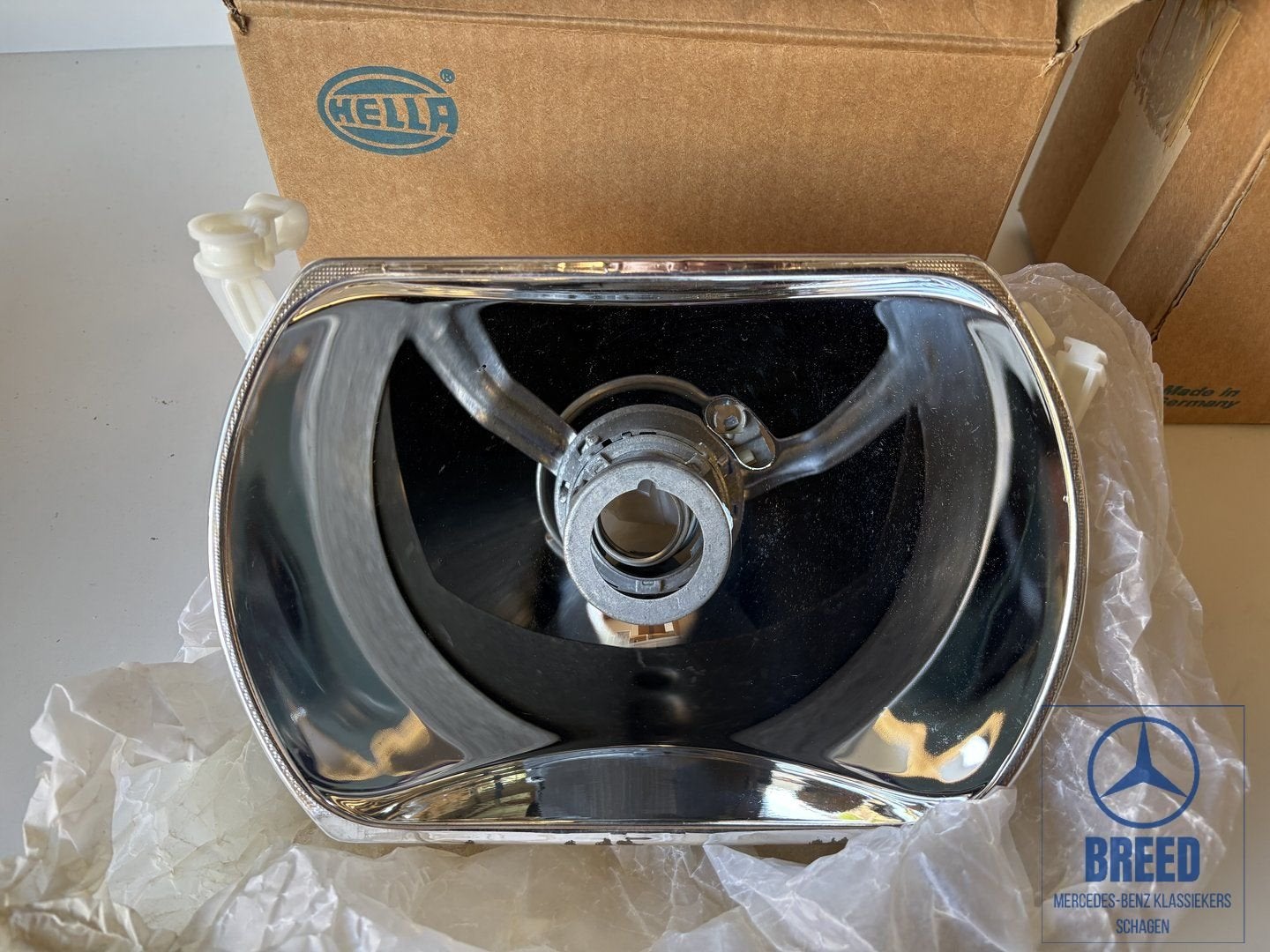NOS reflector Hella H4 breedband rechts voor Mercedes-Benz W, -, Nieuw, Ophalen of Verzenden, -