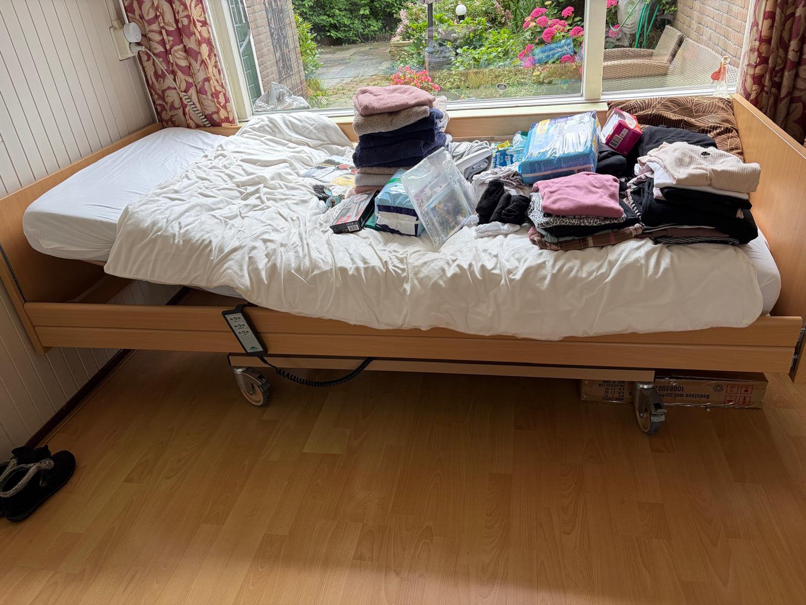 Ziekenhuis bed elektrisch verstelbaar, Ophalen, Zo goed als nieuw, Eenpersoons, 90 cm