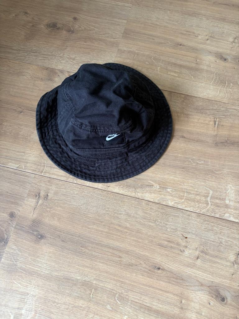 Nike Bucket Hat Zwart - Kinderen S/M, Gebruikt, Hoed, Jongen of Meisje, Ophalen of Verzenden
