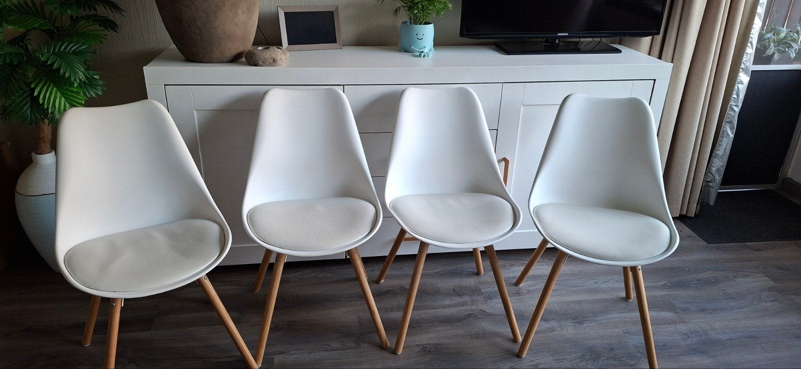 4 witte eethoekstoelen in goede staat, Ophalen, Kunststof, Wit, Scandinavisch