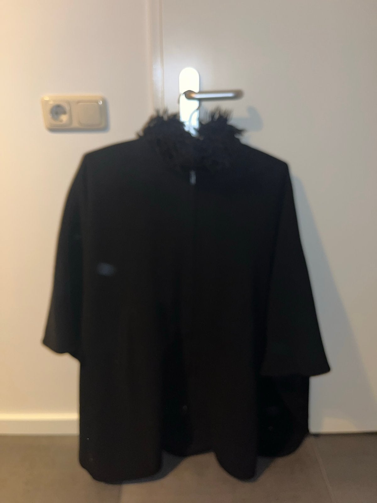 Zwarte cape met bontkraag (synthetisch bont). M, Kleding | Dames, Ophalen of Verzenden, Zo goed als nieuw, Maat 38/40 (M), Zwart