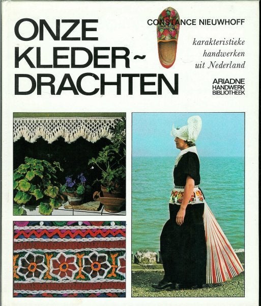 Onze klederdrachten uitgave Ariadne & Kappen en mutsen, Boeken, Hobby en Vrije tijd, Ophalen of Verzenden, Gelezen, Overige onderwerpen