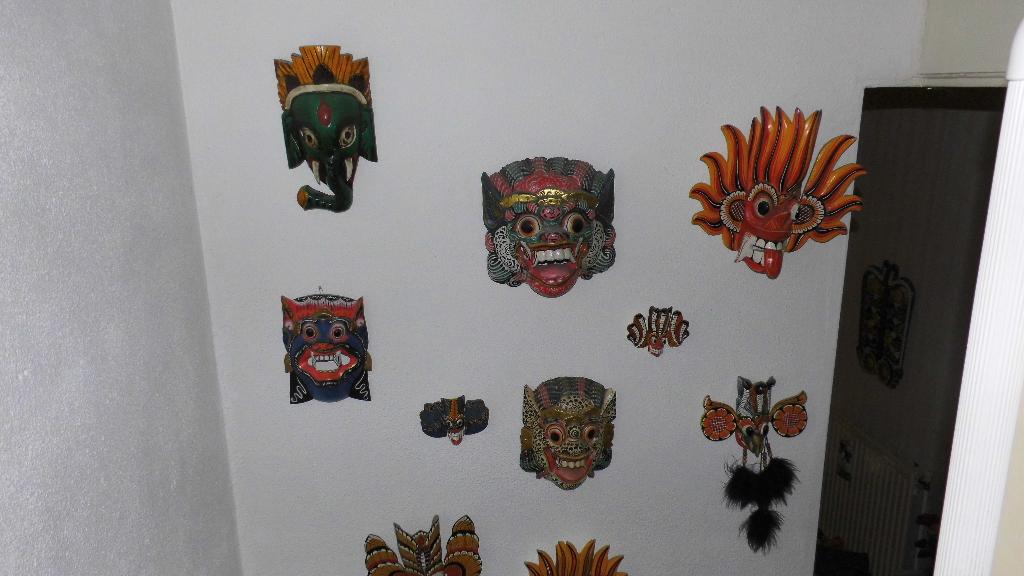 indonesische maskers/beelden/etc/hangend te zien, Ophalen