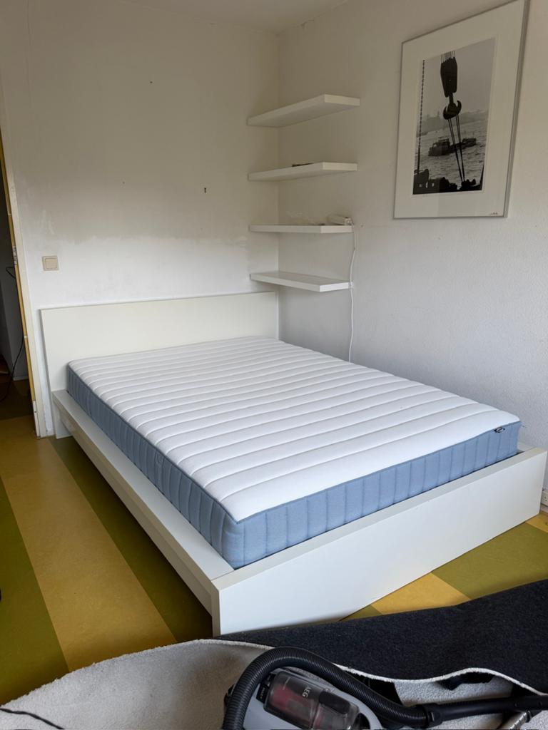 IKEA Bed 140x200 + NIEUW VALEVÅG Matras, Huis en Inrichting, Slaapkamer | Bedden, Zo goed als nieuw, Tweepersoons, 140 cm, Hout