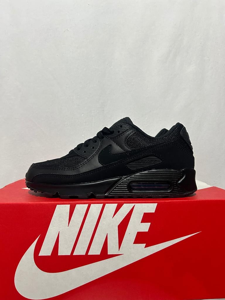 NIEUW IN DOOS! Maat 40 - Nike Air Max 90 Triple Black, Kleding | Dames, Schoenen, Verzenden, Zwart, Nike, Nieuw