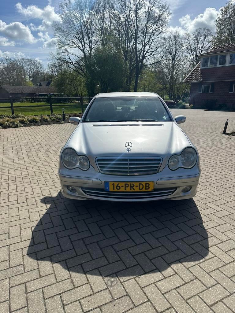 Mercedes-Benz C-Klasse 1.8 C180 Kompr Sedan AUT 2004 Grijs, Auto's, Mercedes-Benz, Automaat, Zwart, 1796 cc, Origineel Nederlands