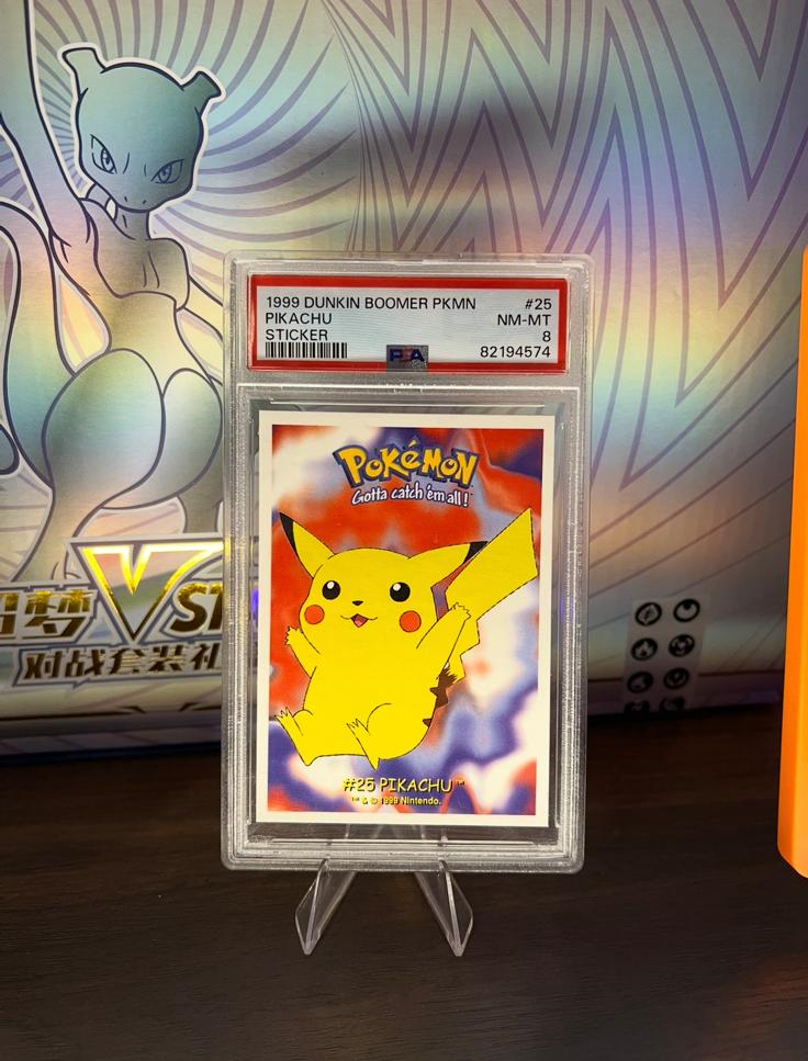 1999 Pikachu dunkin boomer PSA 8 pop 2, Ophalen of Verzenden, Zo goed als nieuw, Losse kaart