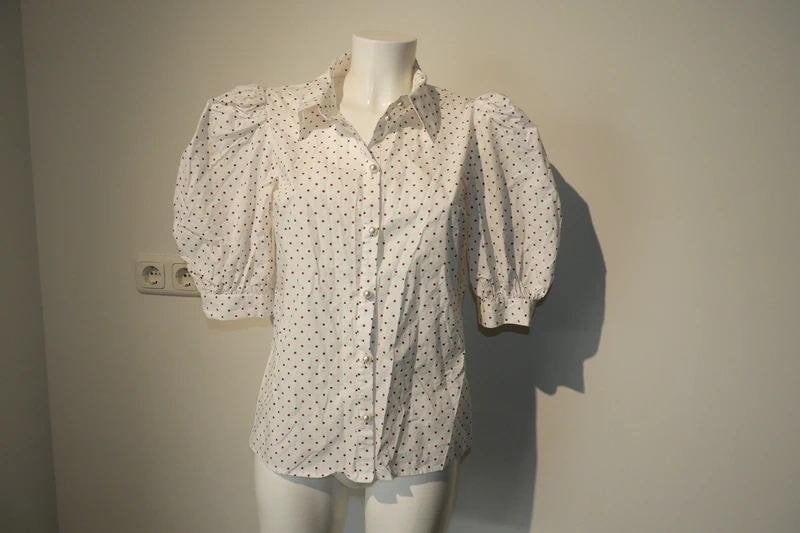 Custommade witte stippen blouse parel knopen pof mouwen 40, Kleding | Dames, Blouses en Tunieken, Maat 38/40 (M), Verzenden, Wit