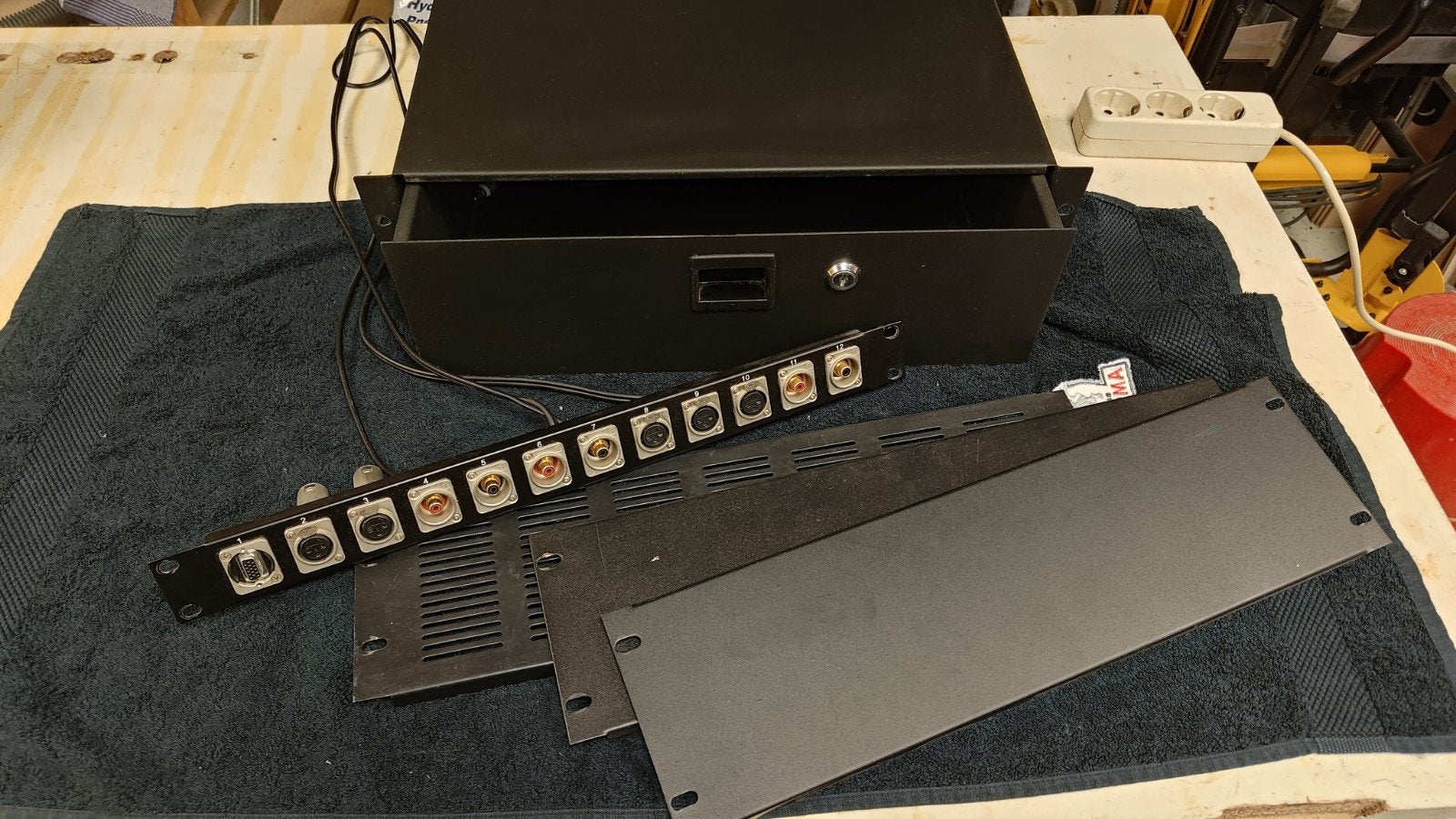 Partij 19'' Flightcase Materiaal: 3HE Racklade en Connectors, Ophalen, Gebruikt, Overige instrumenten, Flightcase