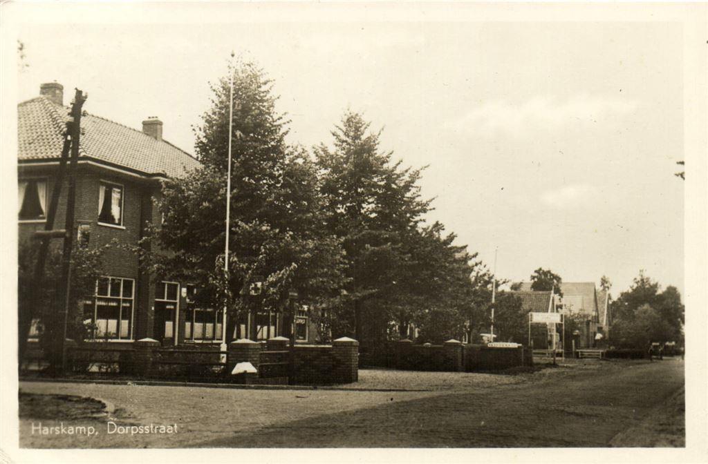 Harskamp, Dorpsstraat - 1953 gelopen, Verzamelen, Ansichtkaarten | Nederland, Verzenden, Voor 1920, Gelopen, Noord-Brabant