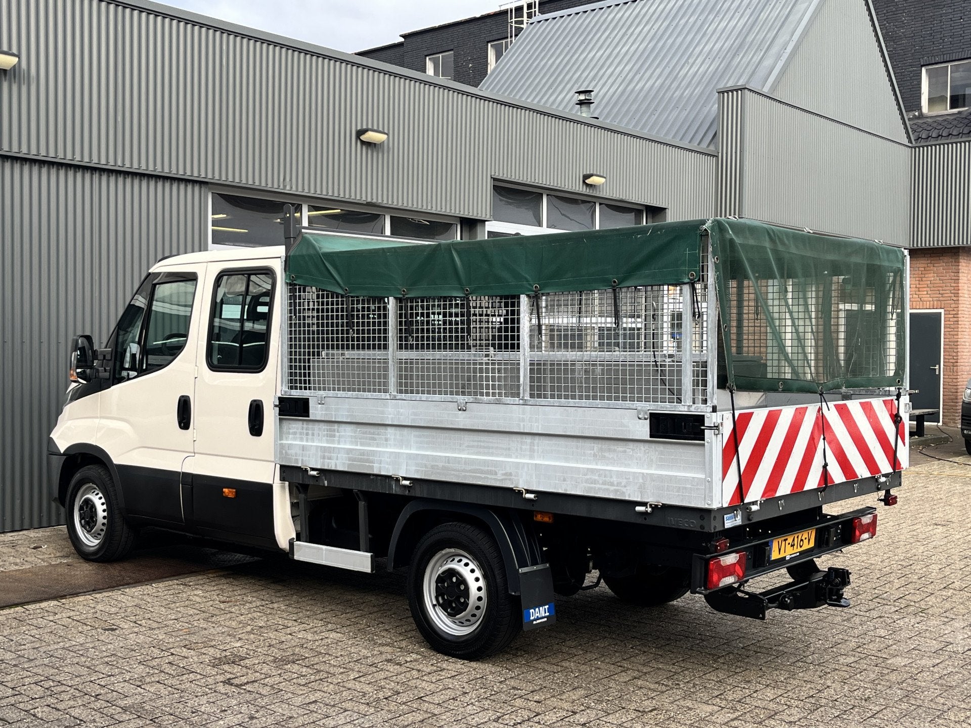 Iveco Daily 35S11D 2.3 345 7 persoons 3500kg trekgewicht Air, 13 km/l, Euro 5, Achterwielaandrijving, Zwart