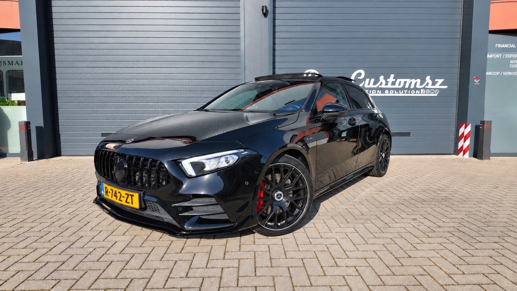 Mercedes-Benz A-klasse 250 e AMG - Pano - Burmester - CarPla, Auto's, Dealer onderhouden, Gebruikt, 4 cilinders, 15 kWh