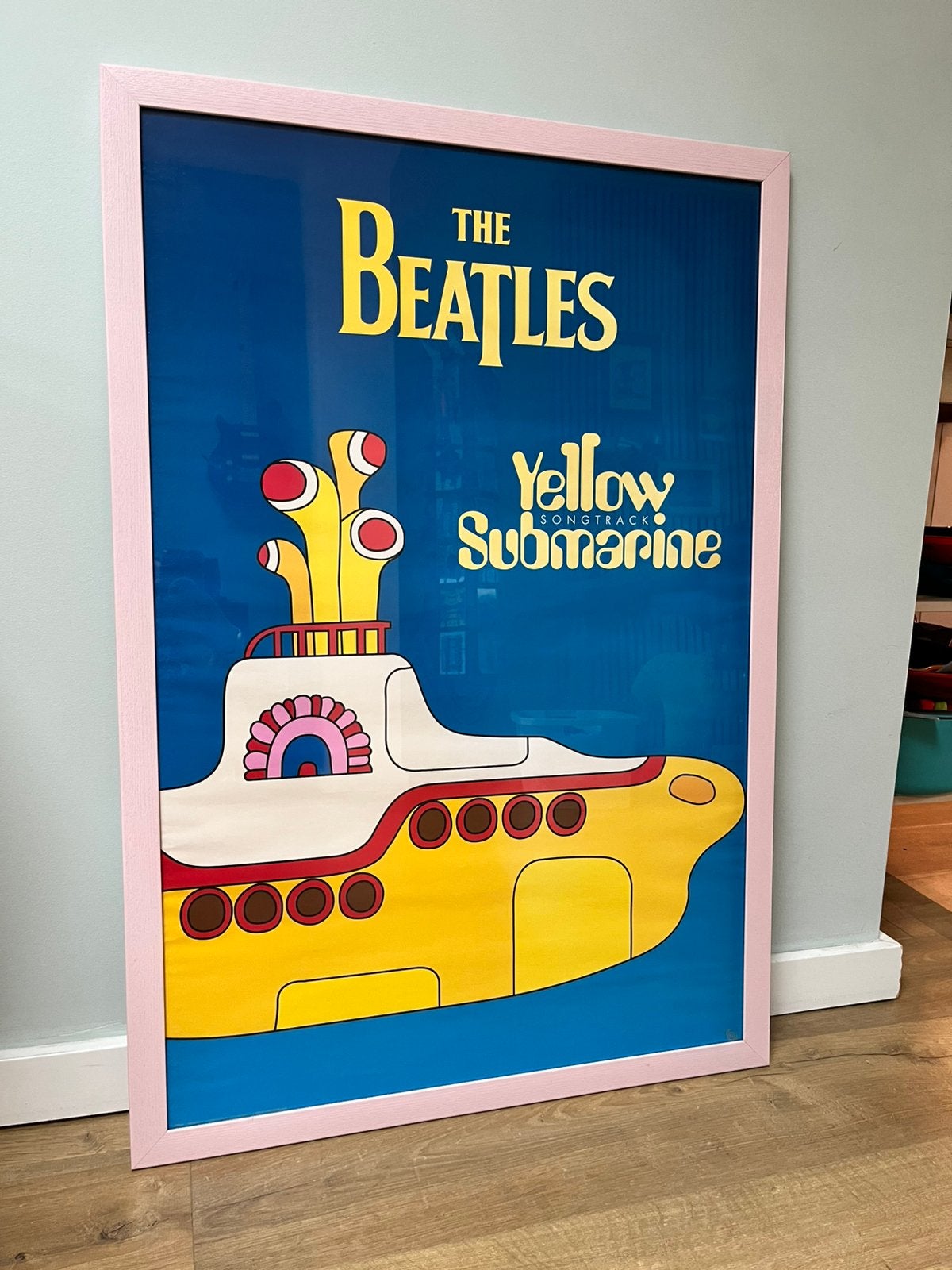 The Beatles Yellow Submarine poster in lijst 66x98 cm, Verzamelen, Posters, Ophalen, Rechthoekig Staand, Met lijst, Deurposter of groter