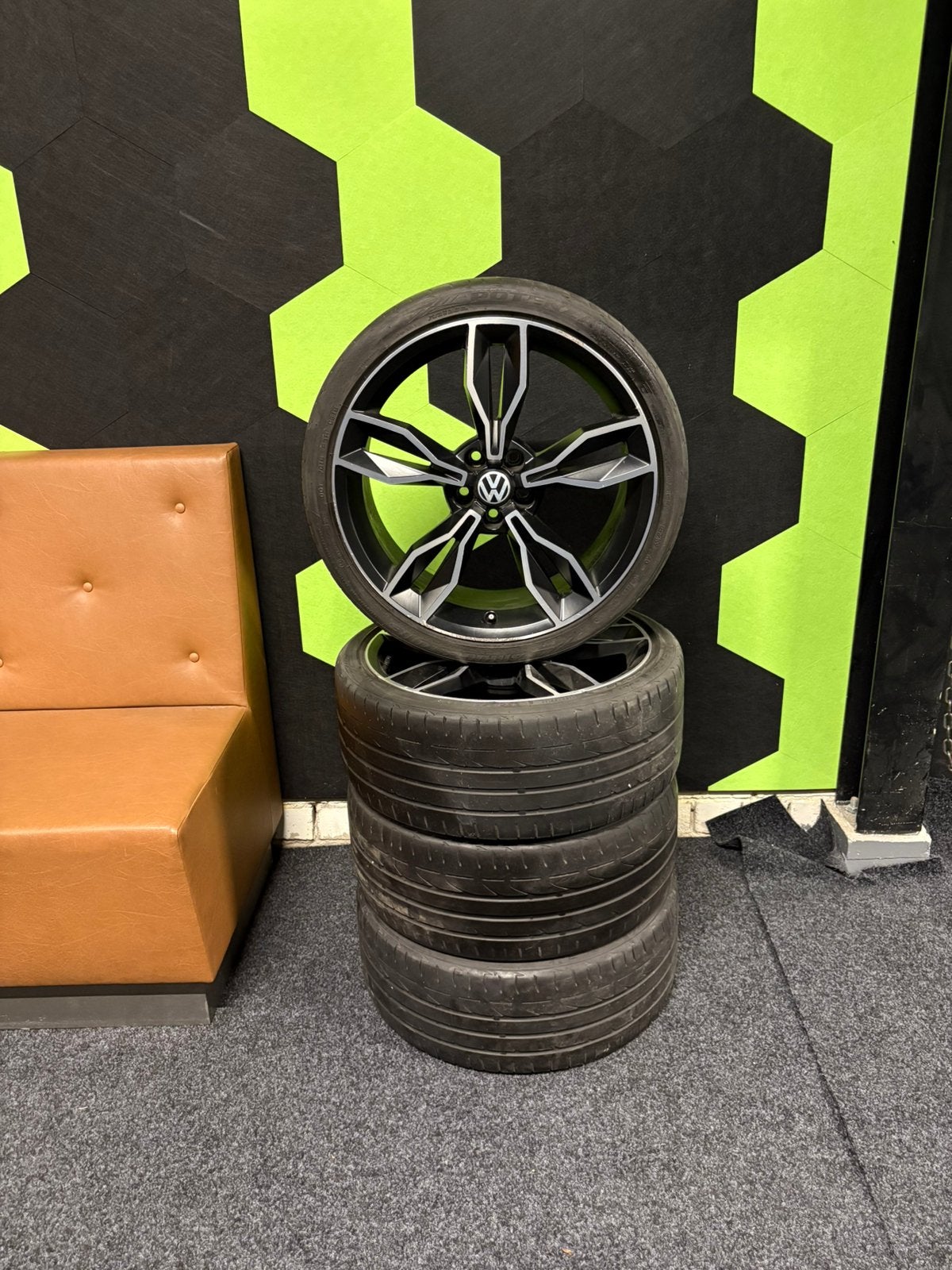 Volkswagen band met velg set 225/35 R18, Ophalen, 18 inch, Nieuw, Zomerbanden