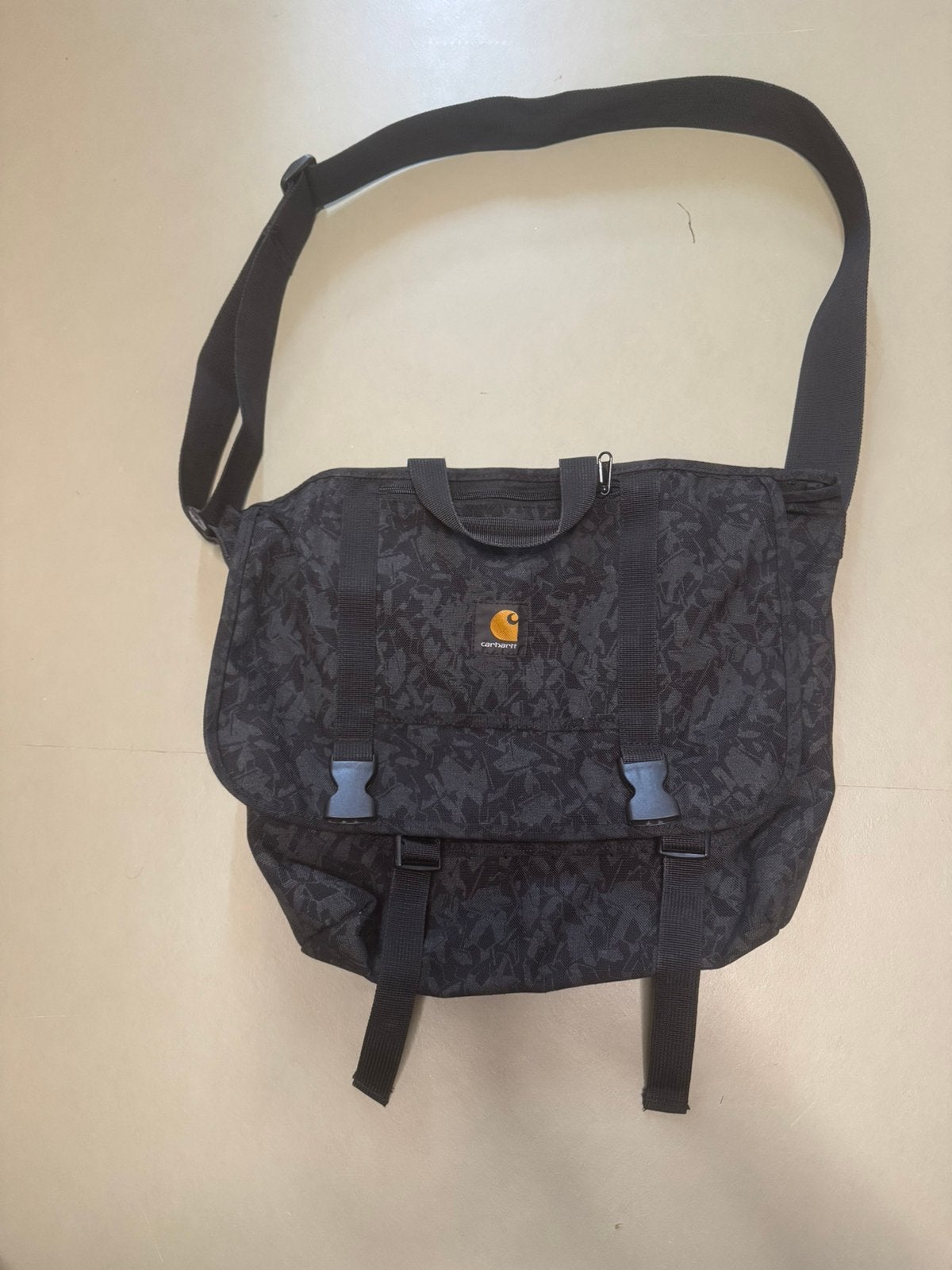 Carhartt WIP Parcel Messenger Bag - Black Camo, Sieraden, Tassen en Uiterlijk, Tassen | Schoudertassen, Ophalen of Verzenden, Zo goed als nieuw