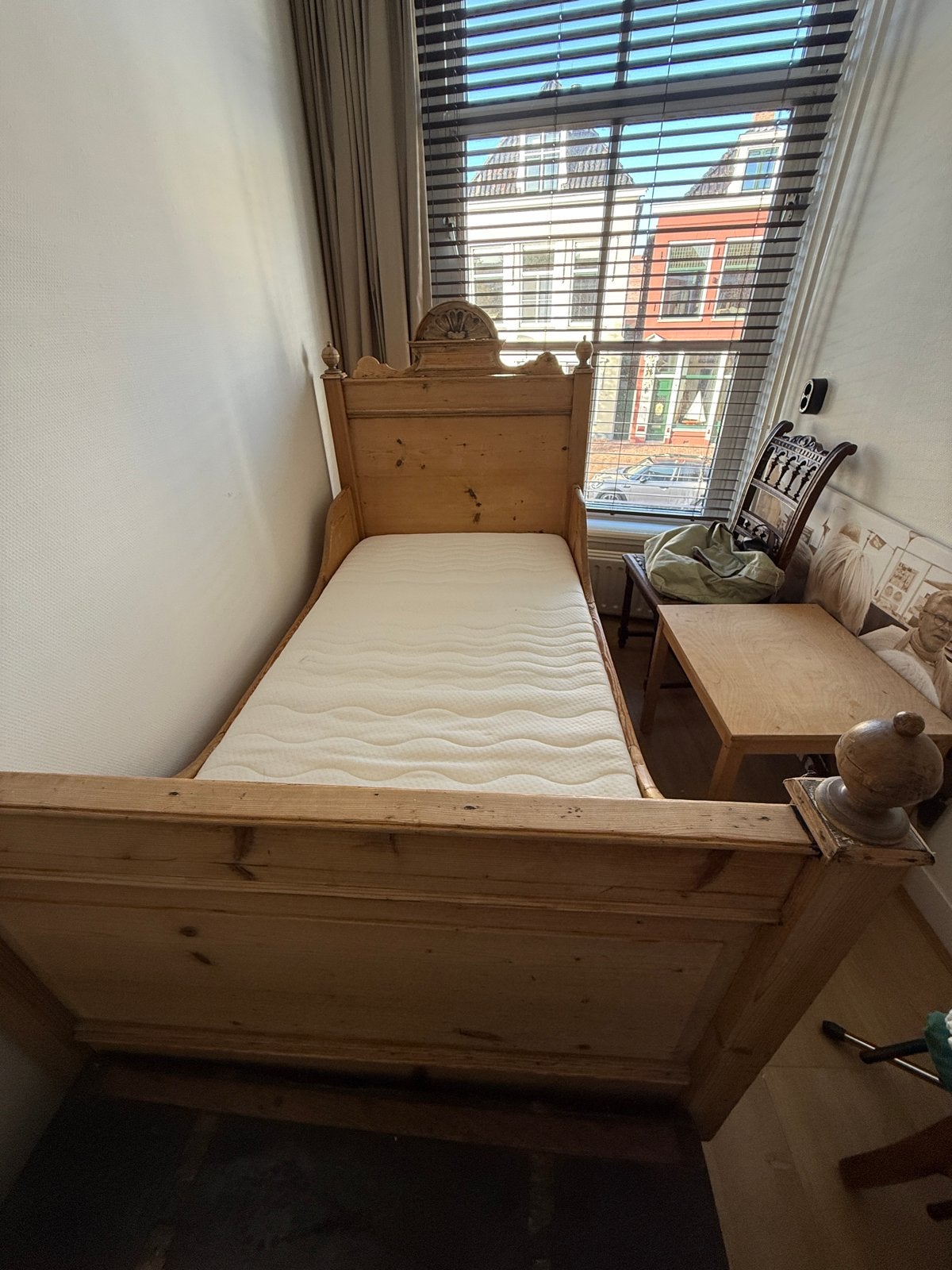 Antiek grenen bed met matras, Ophalen