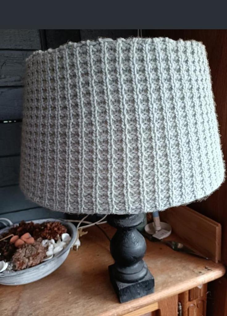 Grijze gebreide lampenkap, Huis en Inrichting, Lampen | Lampenkappen, Gebruikt, 25 tot 50 cm, Rond, Grijs, Ophalen