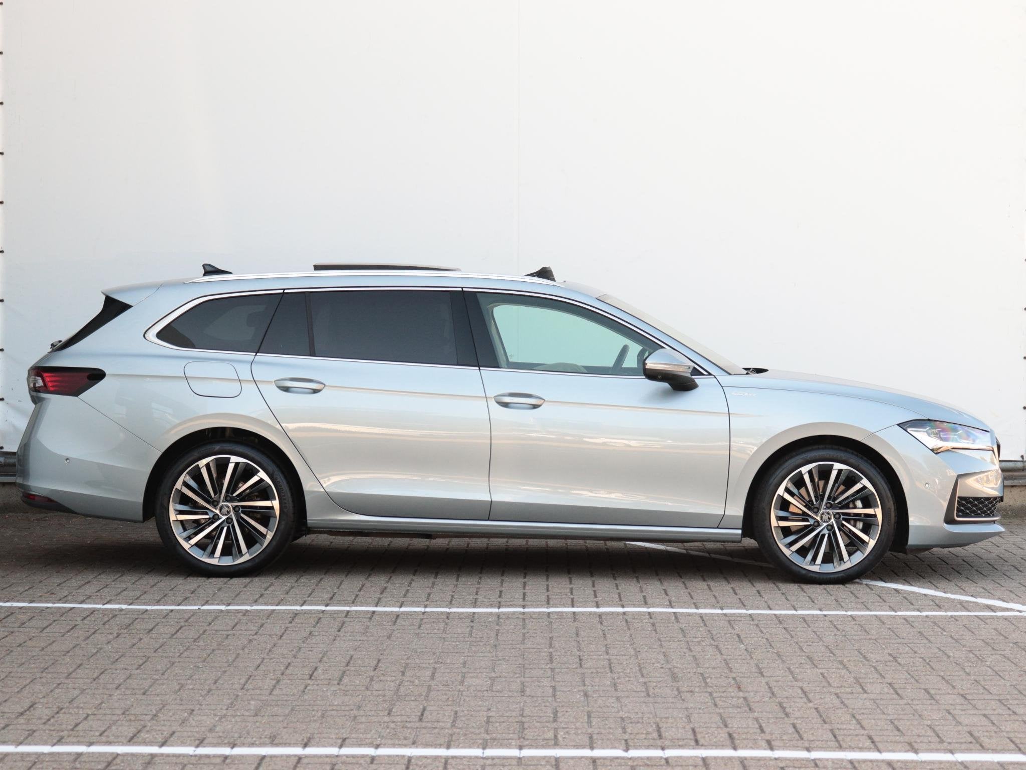 Skoda Superb 1.5 TSI PHEV Laurin & Klement | Wegklapbare tre, Auto's, Skoda, Stof, Euro 6, 4 cilinders, 26 kWh