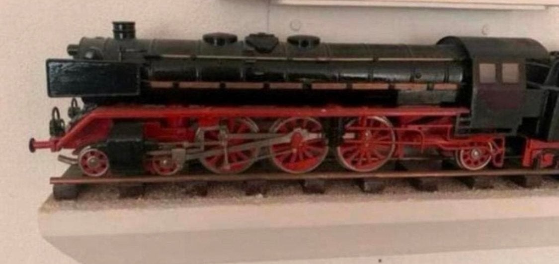 Trein zeer grote locomotief en twee oude model Trams., Ophalen of Verzenden