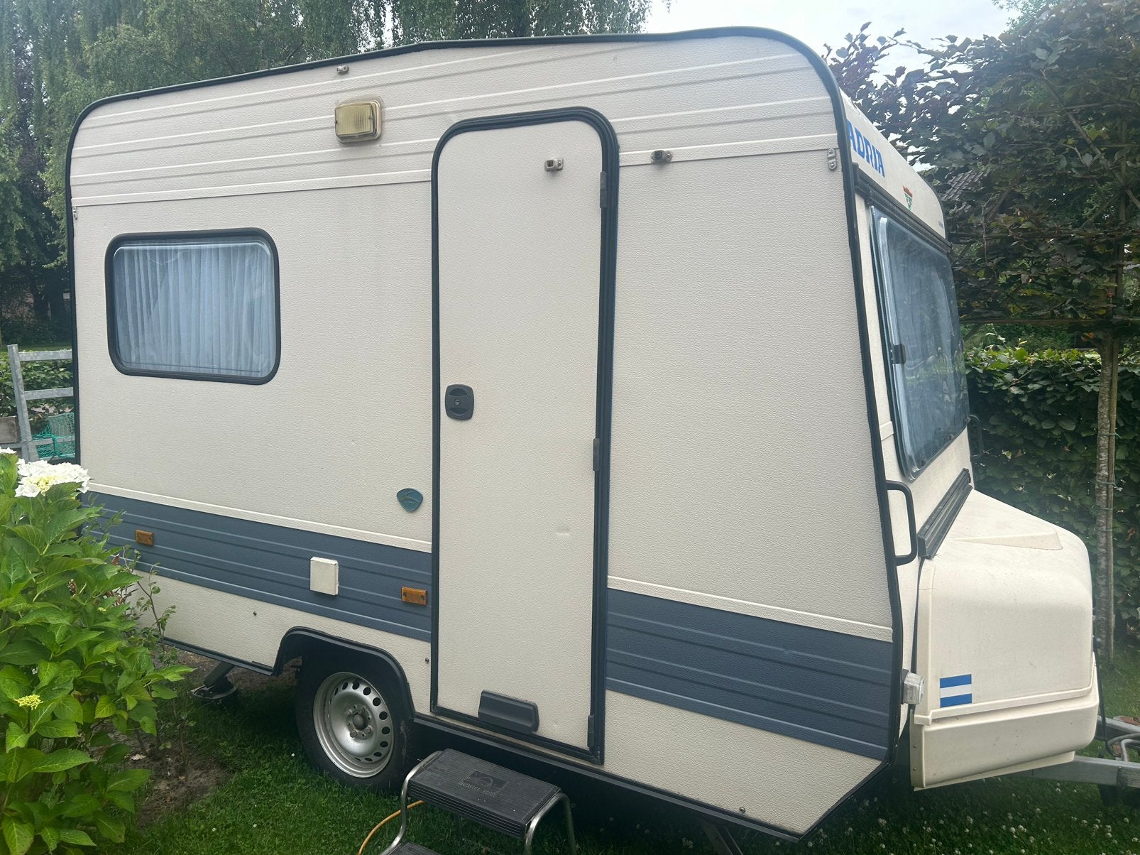 Mooie nette Adria caravan met luifel en zakluifel, Treinzit, Dwarsbed, Particulier, Adria