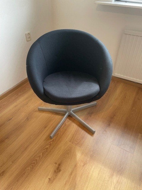 Design draaibare kuipstoel op voet, Huis en Inrichting, Ophalen, Gebruikt, Zwart, Metaal