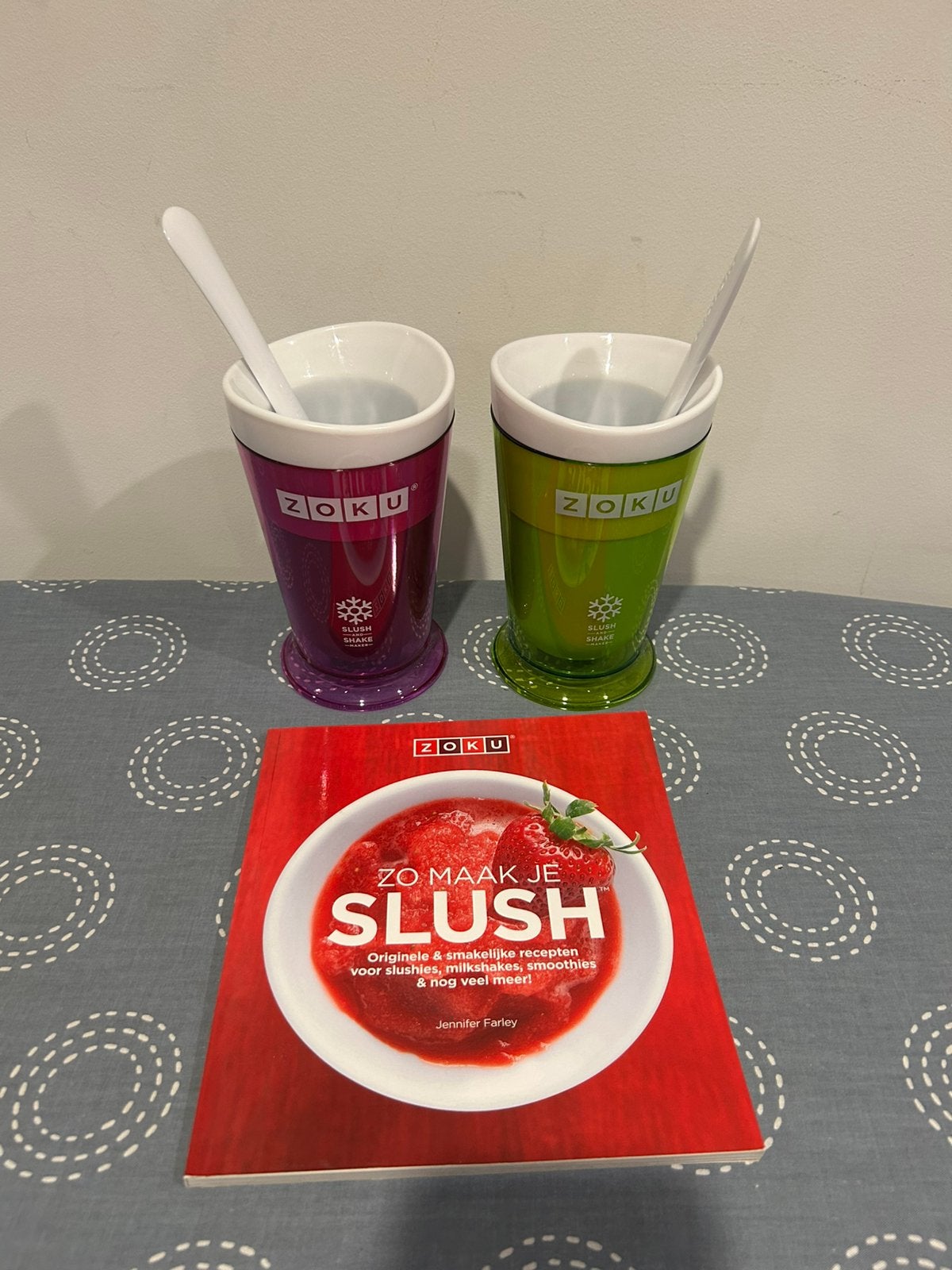 Zoku ijs /Slush Maker: 2 bekers en receptenboek, Ophalen of Verzenden, Zo goed als nieuw
