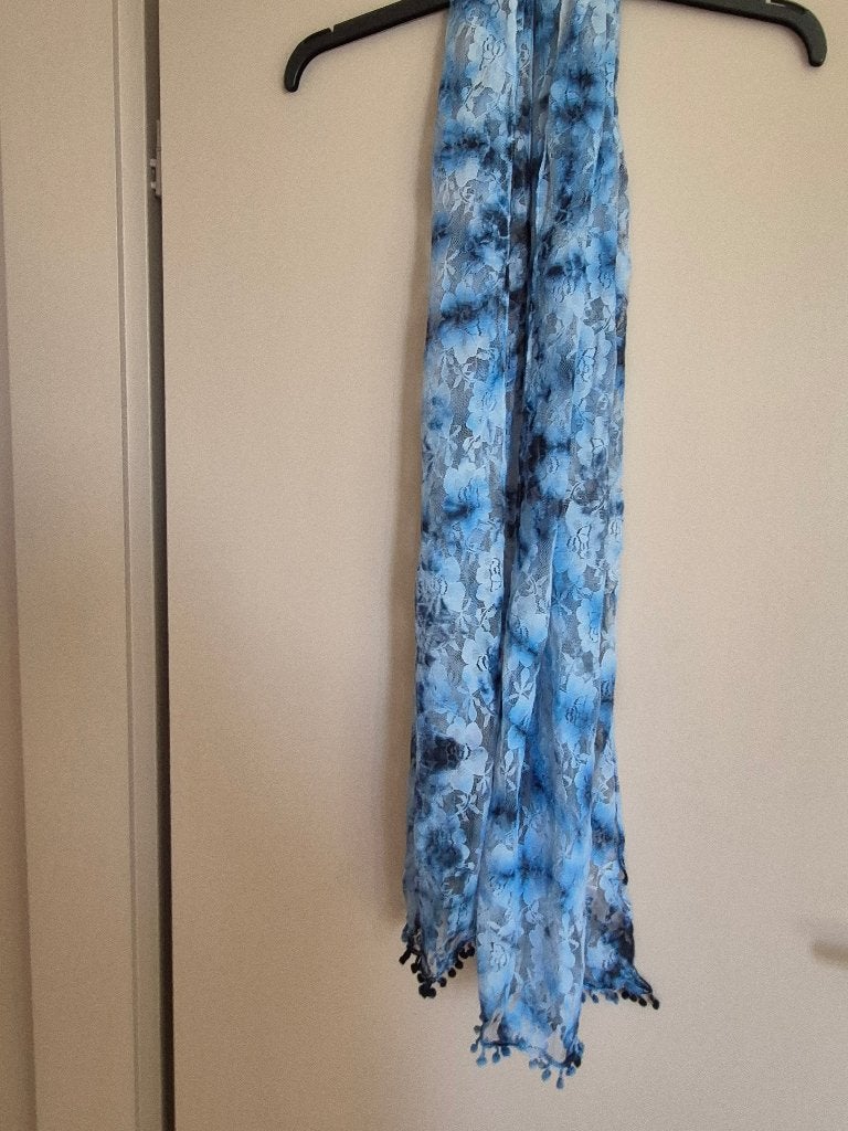 shawl in blauwtinten, Maat 46/48 (XL) of groter, Ophalen of Verzenden, Sjaal, Onbekend