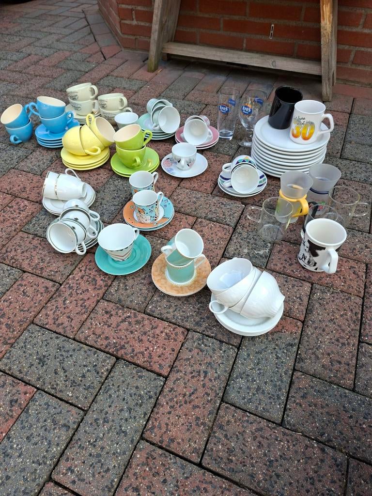 Te koop doos vol met kopjes en een stapel borden, Huis en Inrichting, Ophalen, Overige stijlen, Bord(en)
