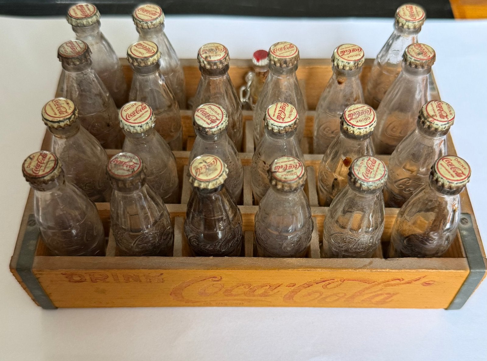 Vintage Coca Cola kistje met miniatuur flesjes 50  jaren, Verzamelen, Ophalen of Verzenden, Verpakking