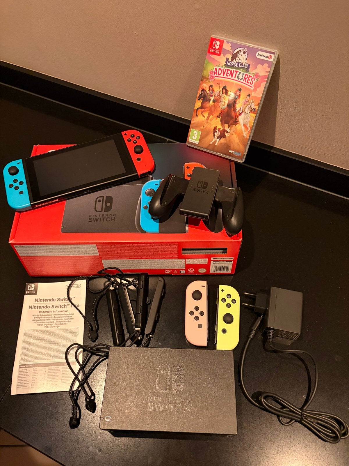 Nintendo Switch met 4 controllers, game, oplader en hoes, Met games, Ophalen of Verzenden, Zo goed als nieuw, Switch Original