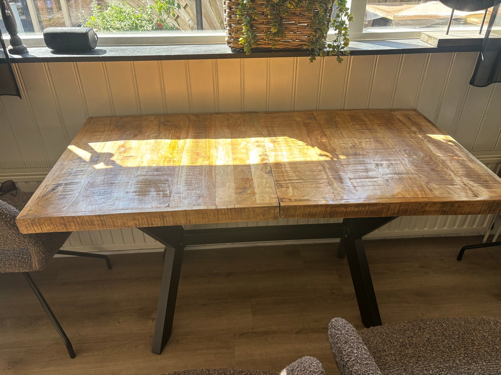 Nette houten eettafel met metalen onderstel, Ophalen, Gebruikt, 100 tot 150 cm, 150 tot 200 cm