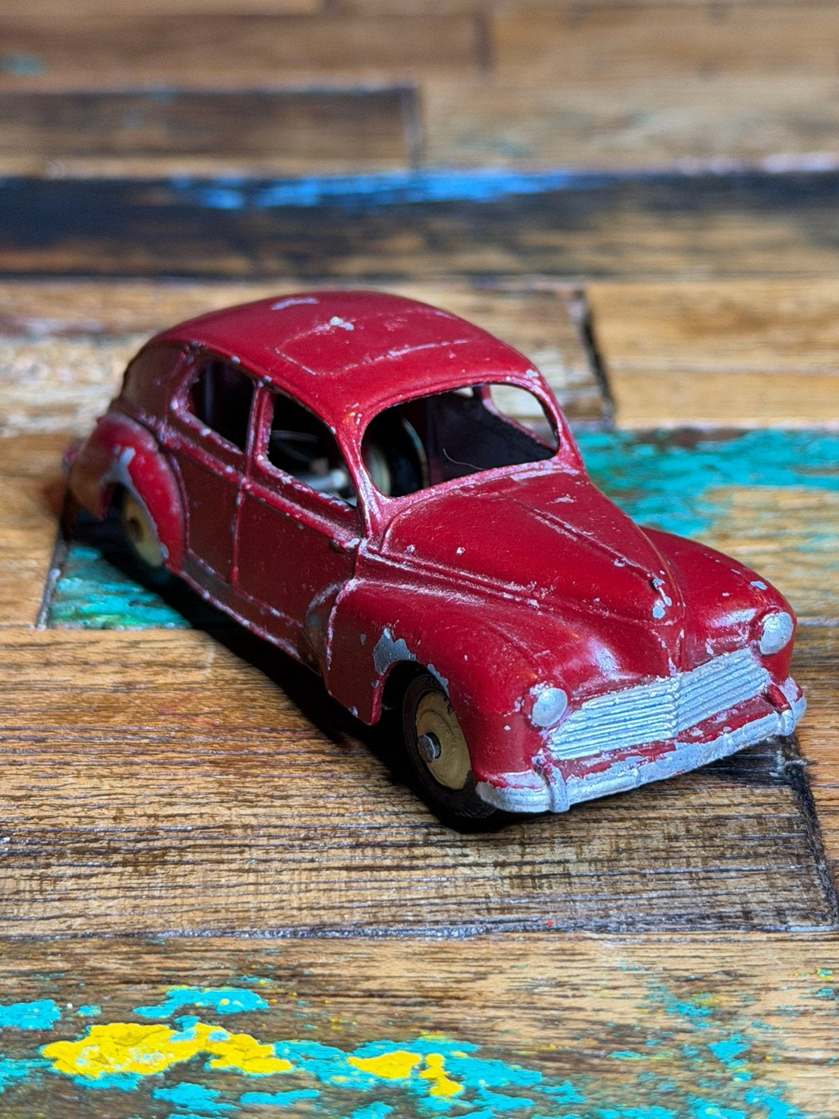 Dinky Toys France 24R Peugeot 203 – bordeauxrood, Hobby en Vrije tijd, Ophalen of Verzenden, Gebruikt, Auto, Dinky Toys